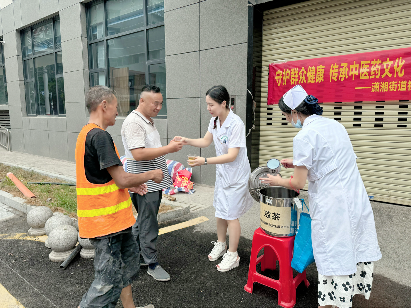 石鼓區(qū)衛(wèi)健系統(tǒng)黨員志愿者開展“夏季送清涼 助力旅發(fā)會”活動