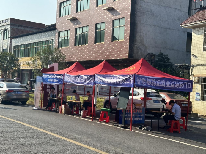角山镇举办“百日千万招聘行动”专场招聘会