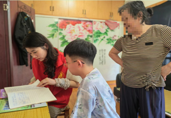 五一街道畔湖路社区开展开学季爱心筑梦想助学行动