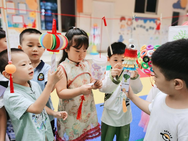 穿汉服、猜灯谜、做月饼……西湖幼儿园萌娃沉浸式体验中秋传统文化