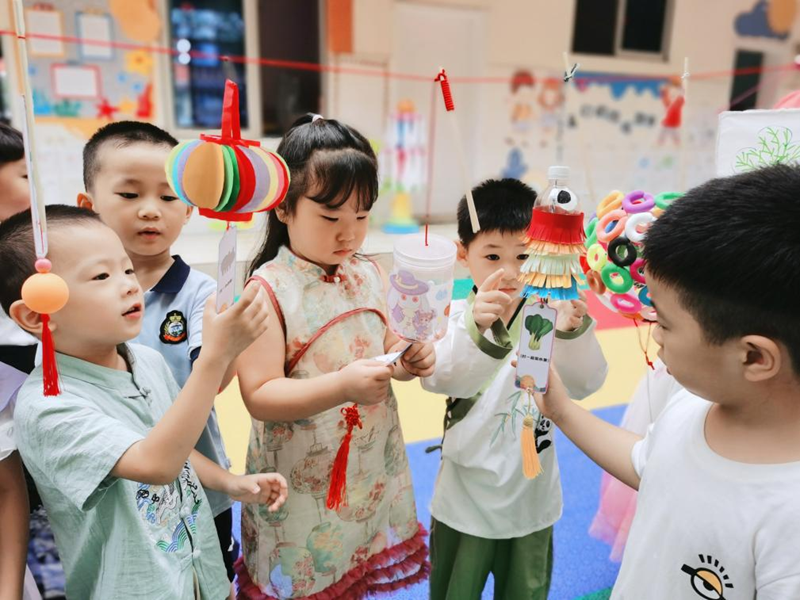 穿漢服、猜燈謎、做月餅……西湖幼兒園萌娃沉浸式體驗中秋傳統(tǒng)文化