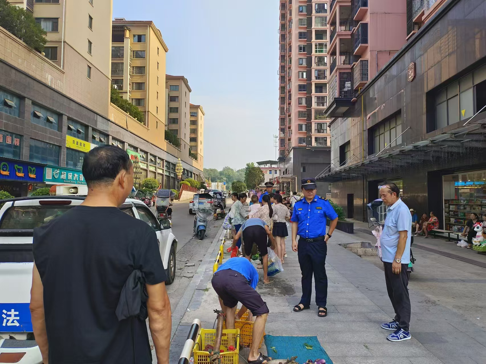 合江街道城管大队整治占道经营，还路于民