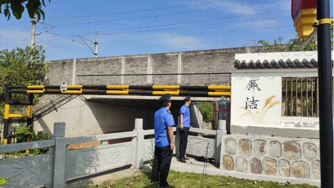 石鼓区角山镇：巡查整治铁路沿线，筑牢铁路安全防线