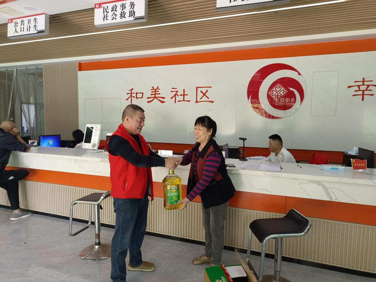 合江街道江霞村重阳慰问暖人心，传承美德敬老情