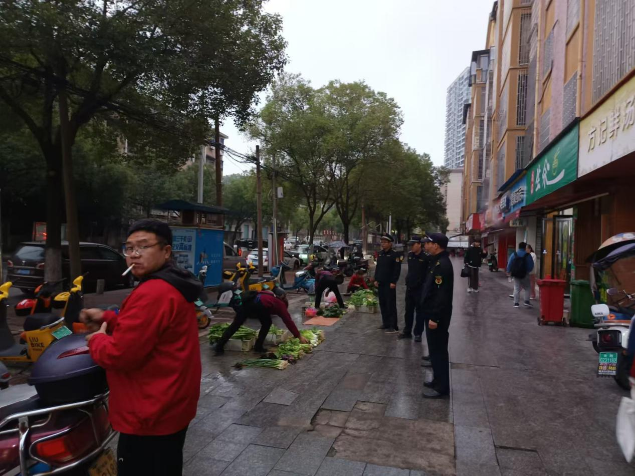 合江街道城管大队整治流动摊贩提升城市形象