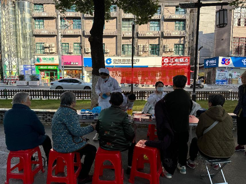 潇湘街道社区卫生服务中心开展艾滋病宣传日主题活动：携手抗艾，共担健康责任