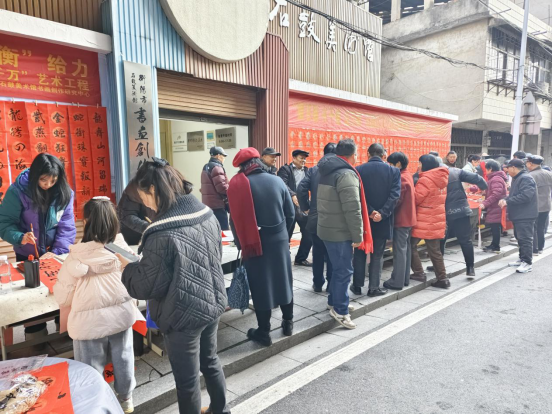 五一街道杨家坪社区：迎春送福写春联 翰墨飘香贺新年