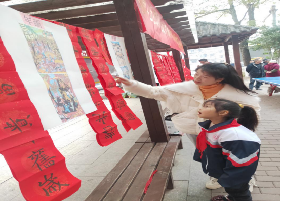 五一街道来雁塔社区开展“写对联、赏年画、过大年、树新风”文明实践活动