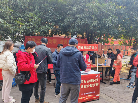 五一街道建设新村社区：迎春点墨写对联 送岗送福暖人心