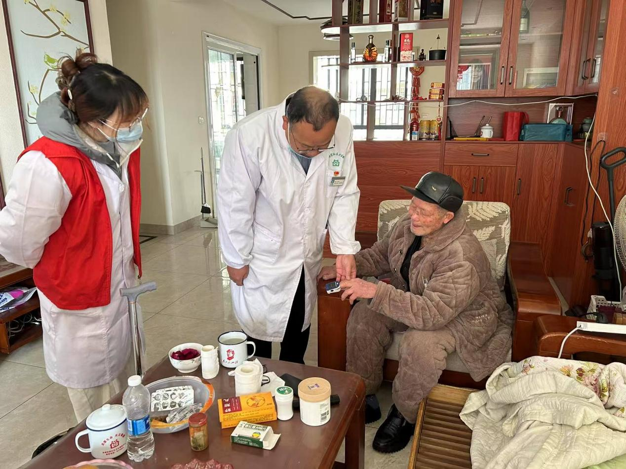 黄沙湾街道社区卫生服务中心党支部开展守护老人健康行活动