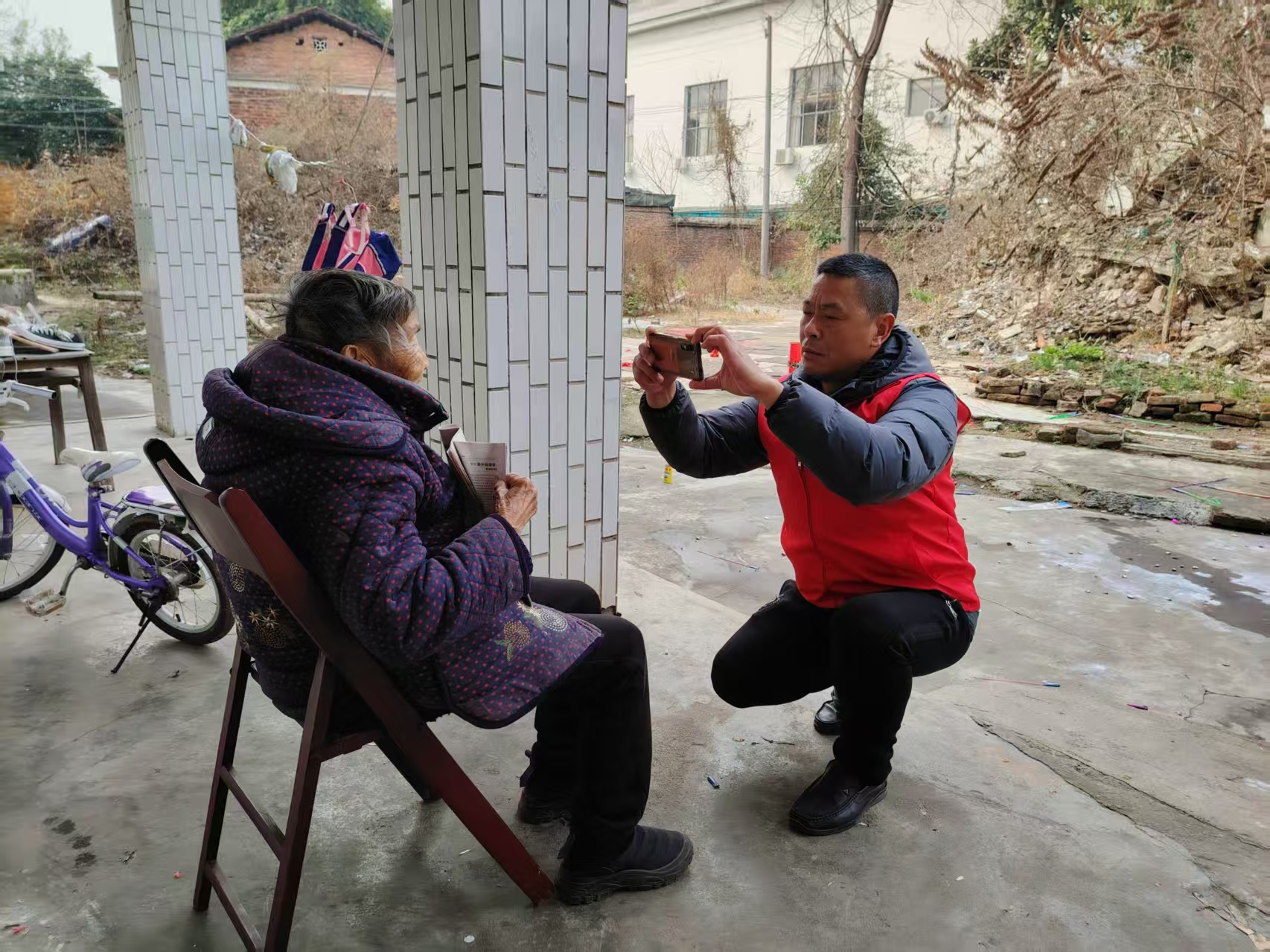 合江街道五一村：社保验证上门服务，温暖送到村民心坎上