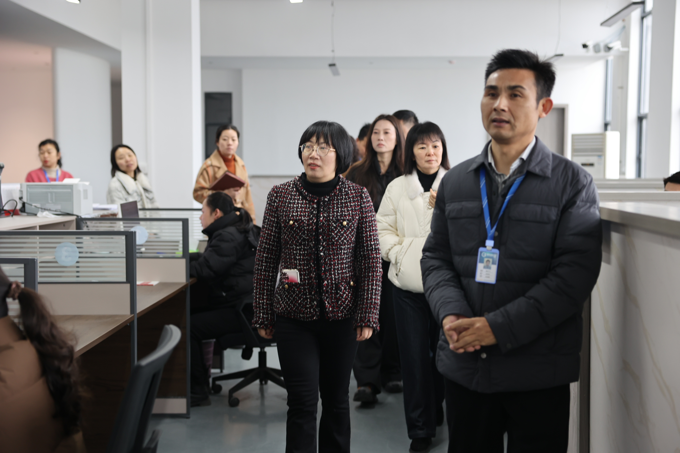 项目服务小组深入企业送服务