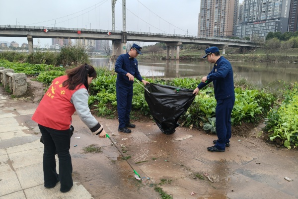 石鼓消防：学雷锋“火焰蓝”在行动