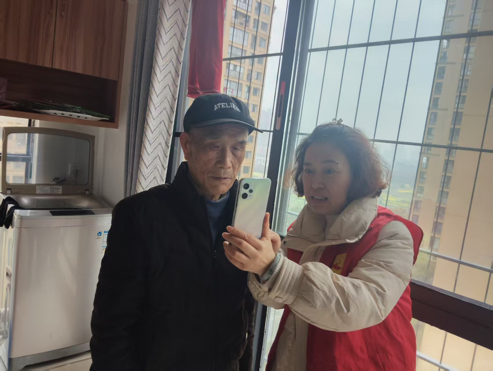 合江街道：七里井社区上门服务暖人心，养老认证“零距离”