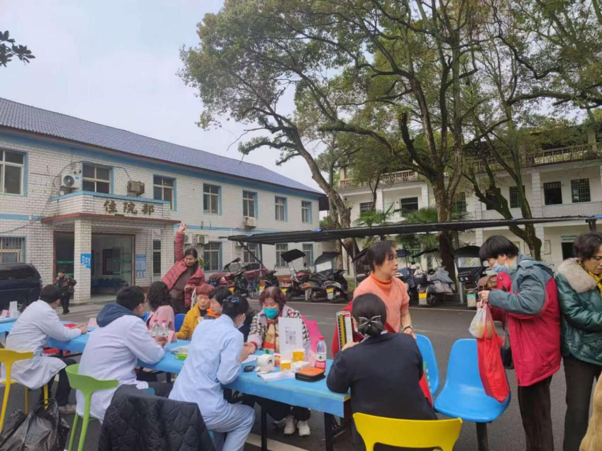 合江街道：江雁社区专家义诊进社区，健康关怀暖人心