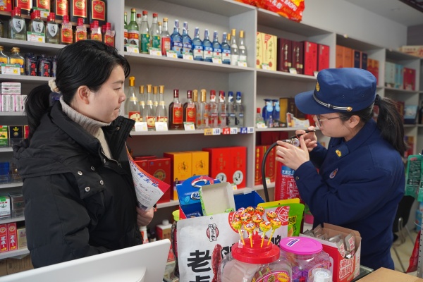 石鼓区消防救援大队走进辖区沿街门店开展“扫街”式消防产品宣传活动