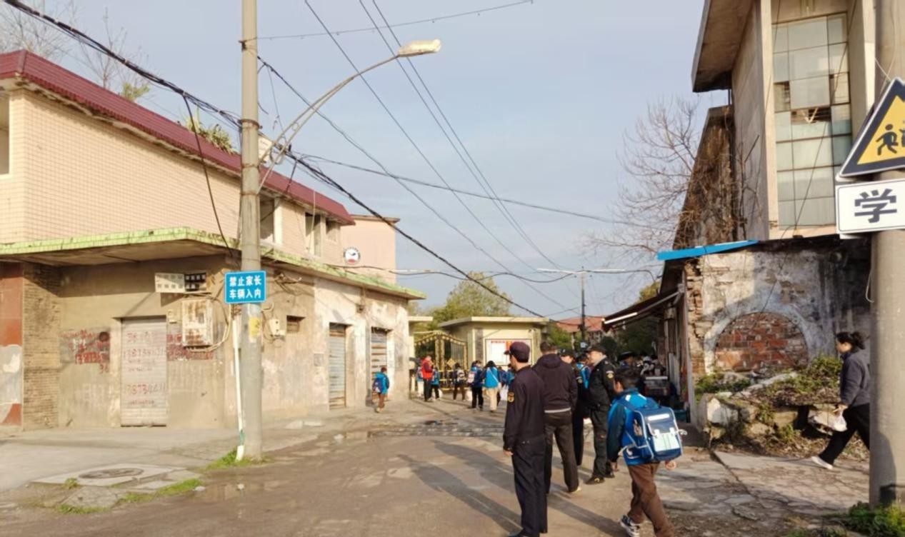 合江街道：城管大队“护蕾行动”守护校园周边环境