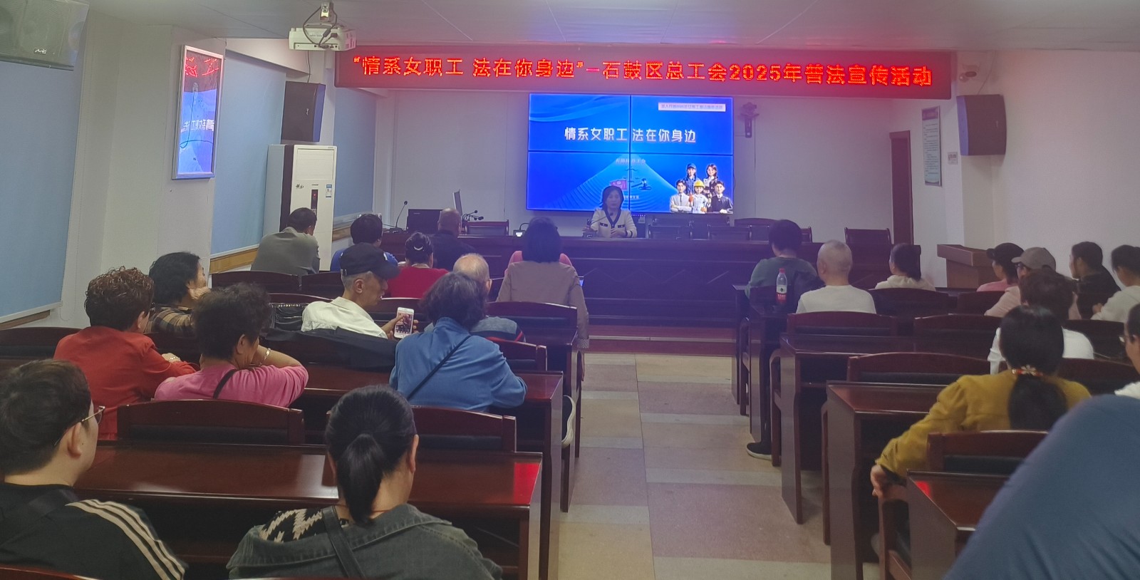 情暖三月天 法护“她”权益 ——石鼓区总工会开展女职工普法宣传活动