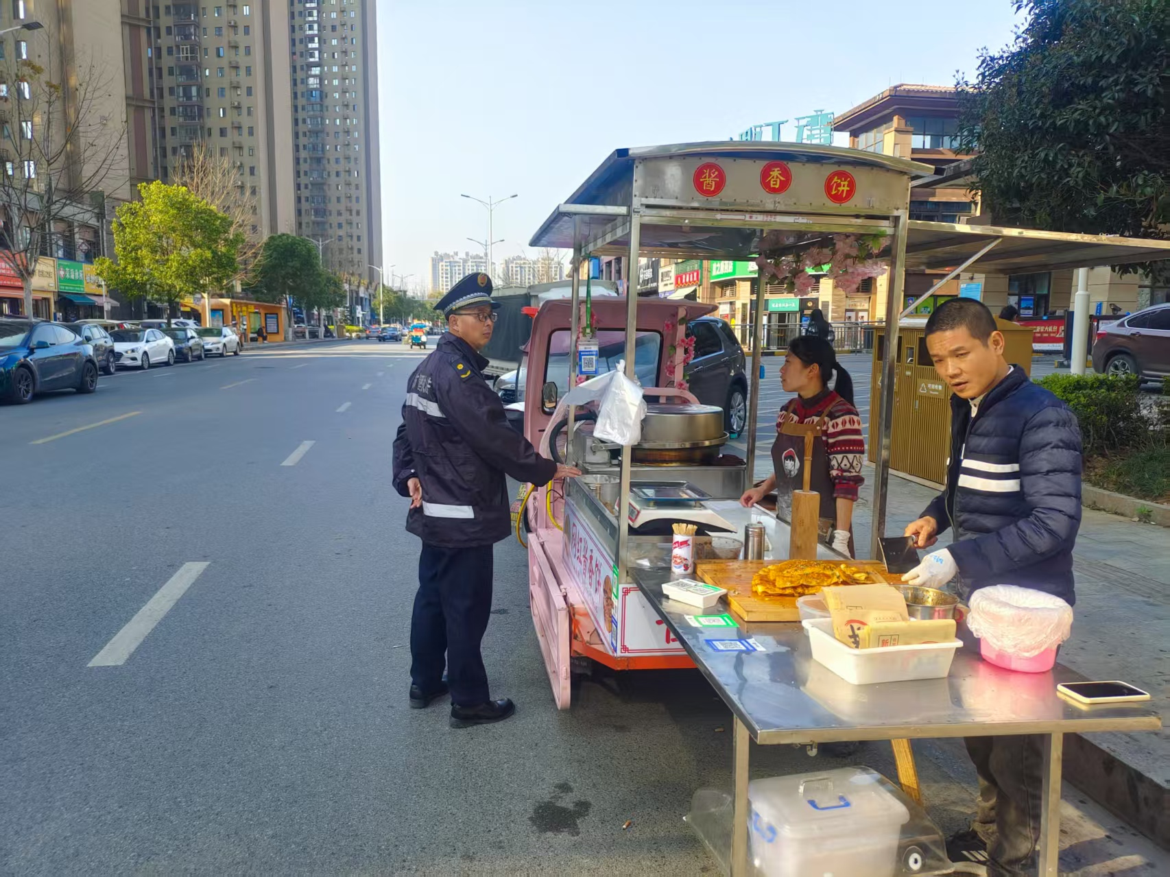 石鼓区角山镇：整治流动摊点，还路于民保畅通