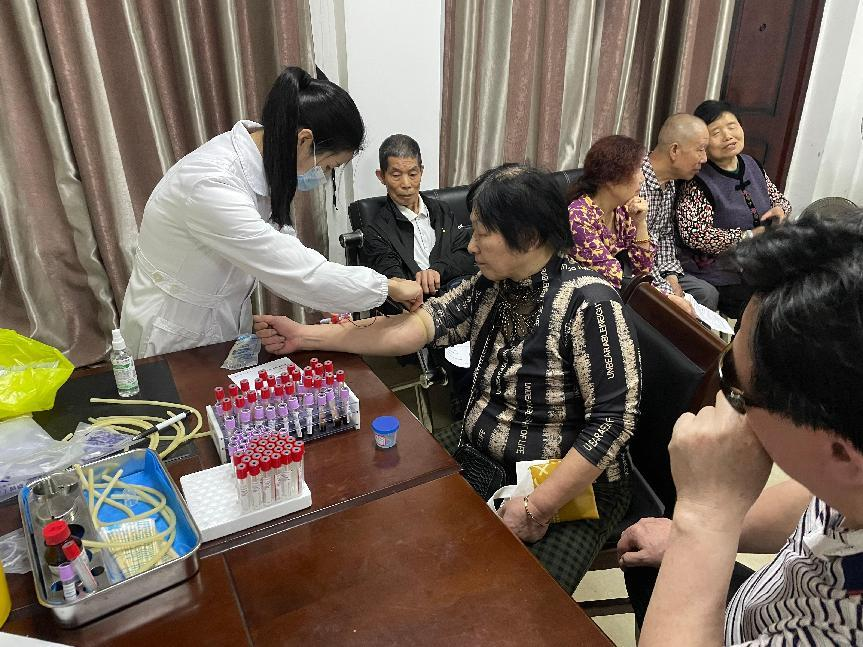潇湘街道社区卫生服务中心开展免费上门体检服务