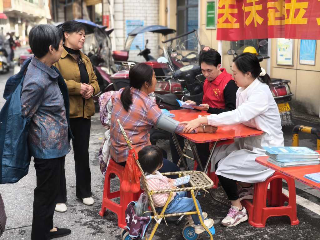 石鼓区医保局开展医保基金集中宣传月活动，筑牢基金安全“防护墙”