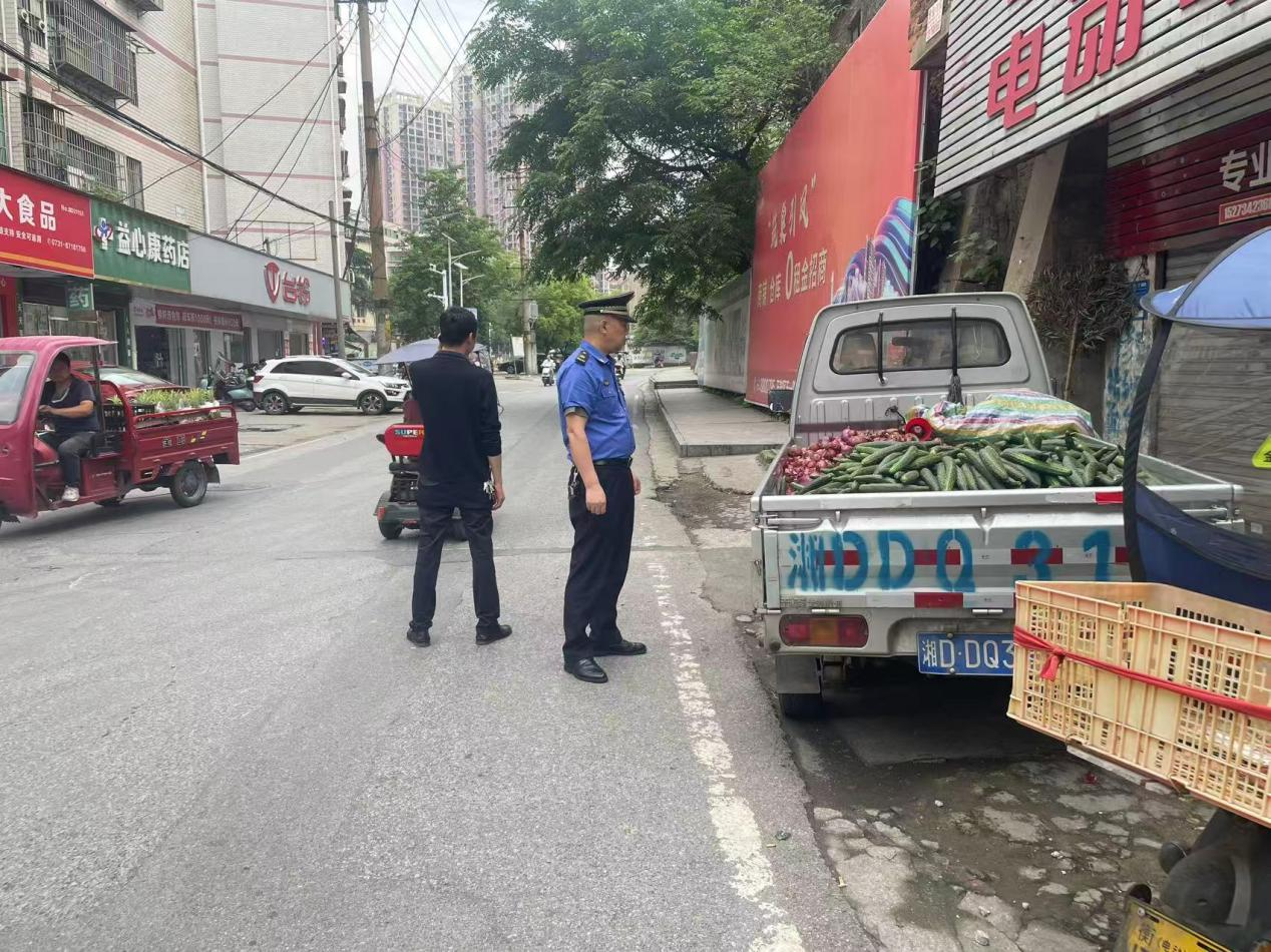 合江街道：城管大队整治占道经营，规范市容秩序