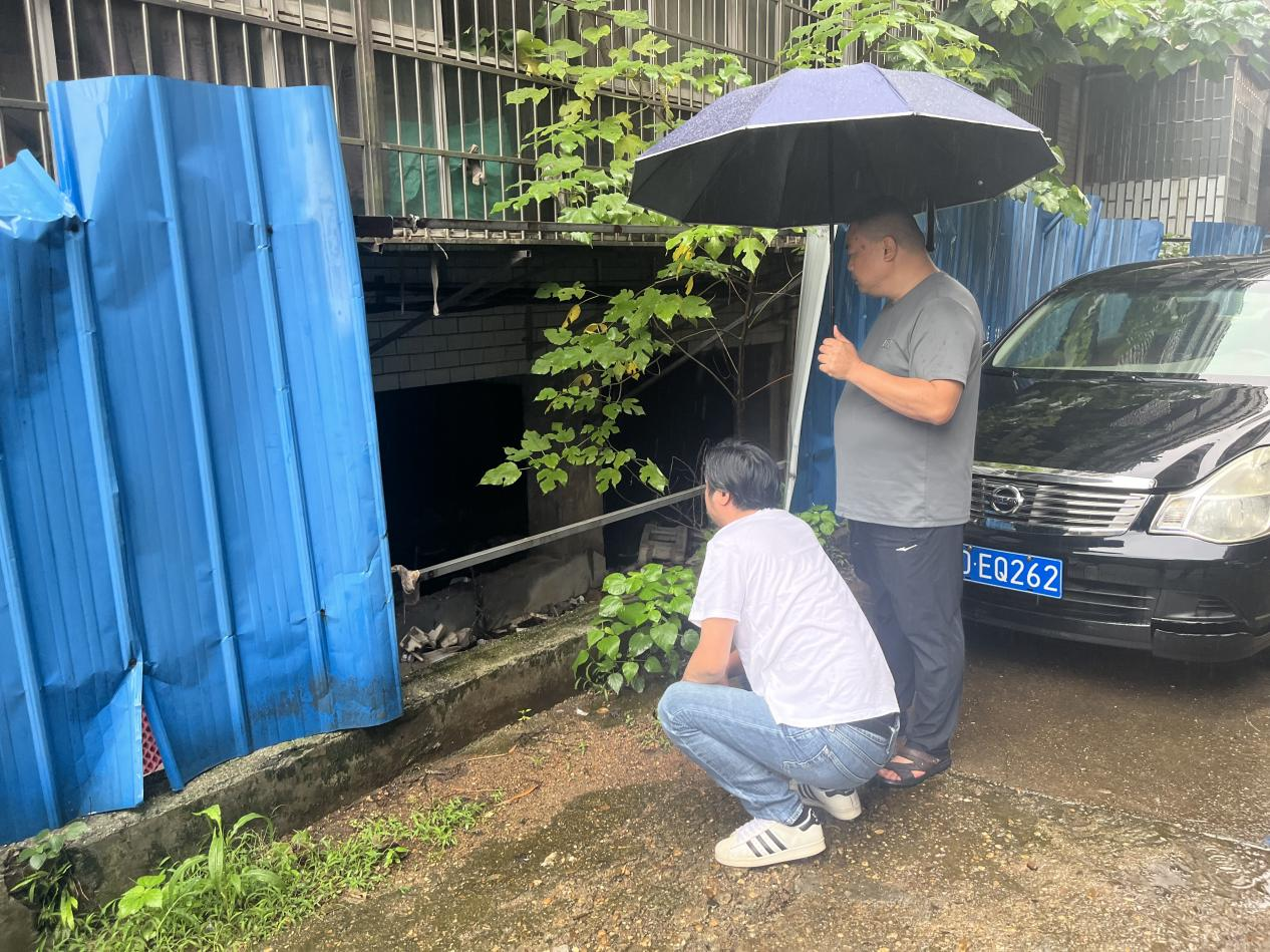 石鼓区住建局：党员干部勇担当 筑牢防汛“安全网”