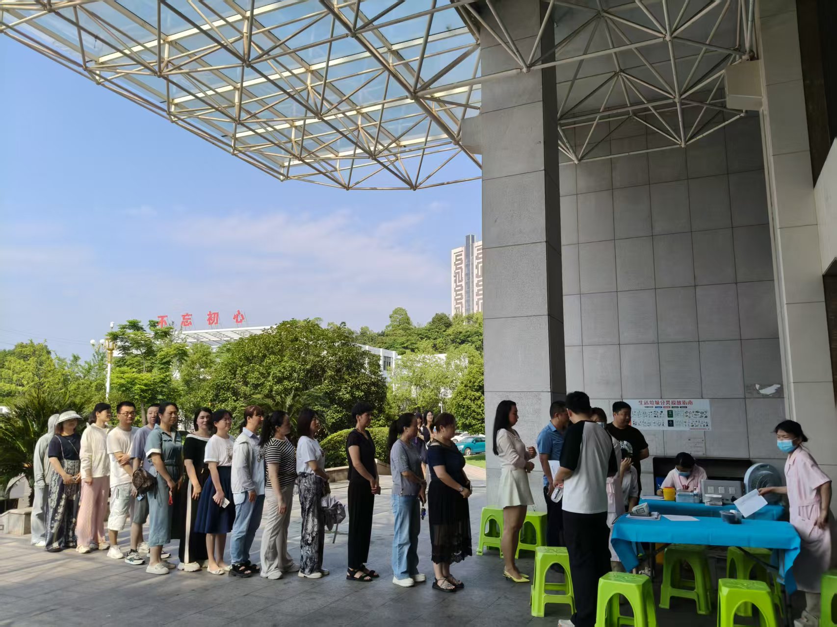 热血汇聚显担当  干群同心护生命——石鼓区机关干部集体献血共庆第22个世界献血者日