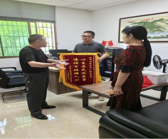 五一街道:为民服务办实事 居民致谢送锦旗