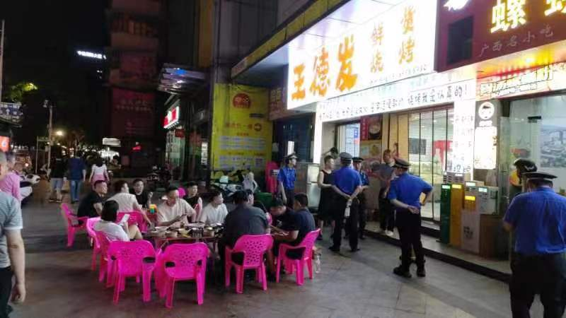 人民街道城管大队开展夜市专项整治巡查行动