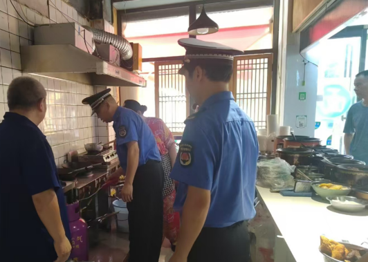 合江街道：城管巡查燃气安全，守护万家“烟火气”
