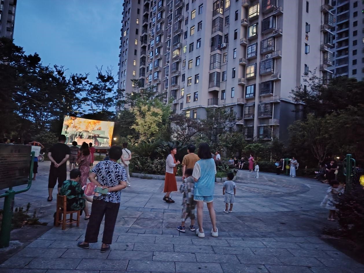 合江街道：五一村开展公益电影放映活动，点亮村民夏夜时光