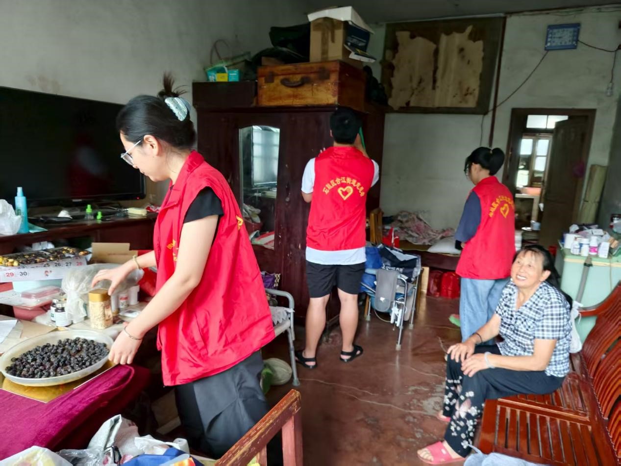 合江街道：暑期青年志愿行，社区敬老扬美德