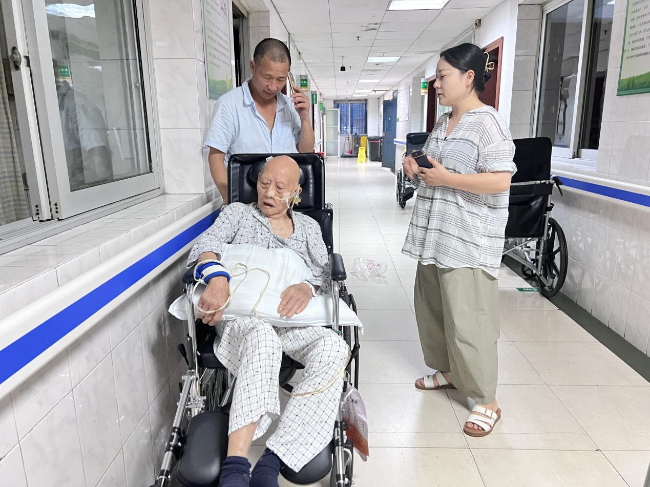 潇湘街道石鼓社区： 慰问高龄退役军人老党员