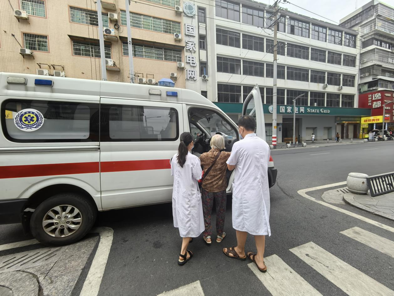 人民街道：体检迷路不用慌 家庭医生暖心助老显温情
