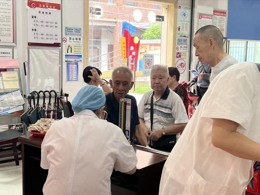 合江街道：五里牌社区开展医疗惠民活动，守护各族居民健康