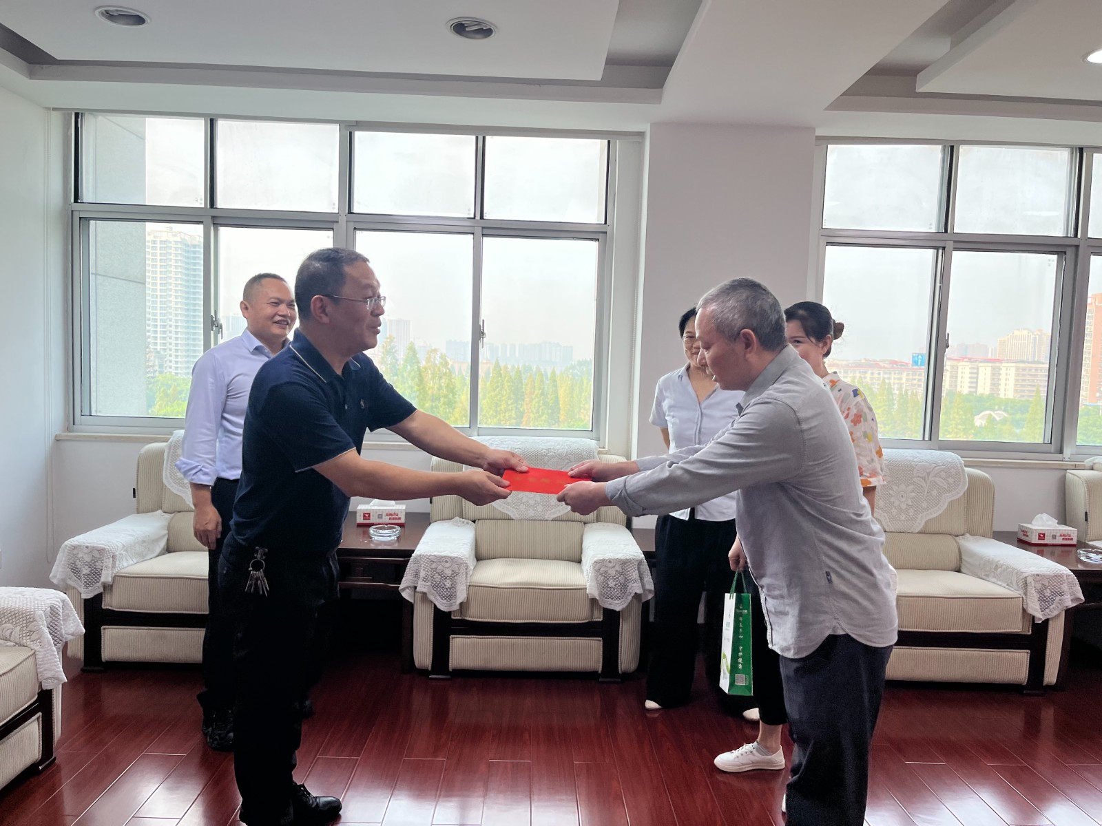 石鼓区总工会开展2025年国庆中秋“双节”送温暖慰问活动