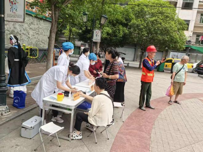 潇湘街道社区卫生服务中心开展家庭医生“五进”活动：关爱无处不在，健康实实在在