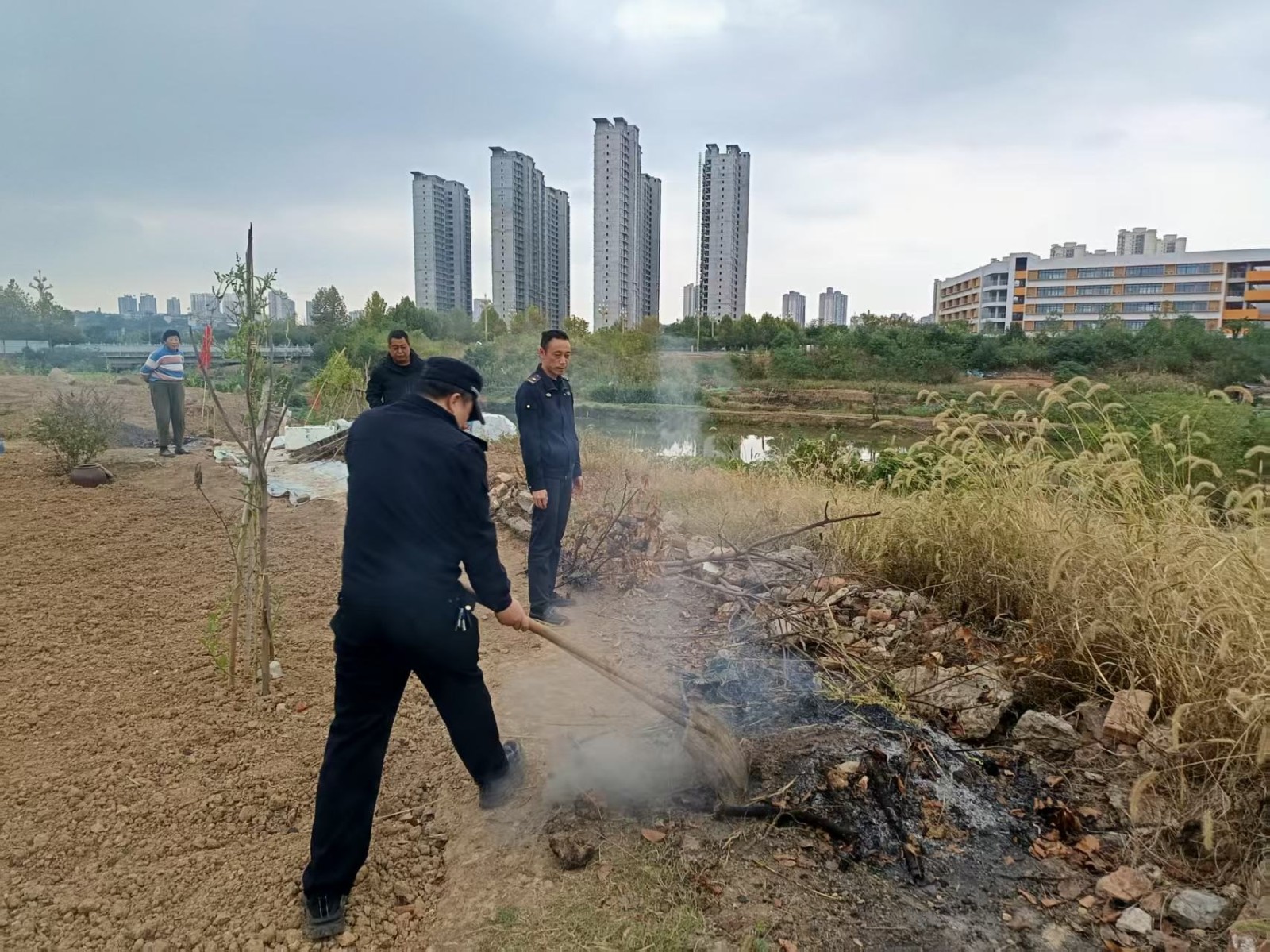 合江街道城管执法大队开展秸秆焚烧专项整治行动，筑牢“蓝天防线”