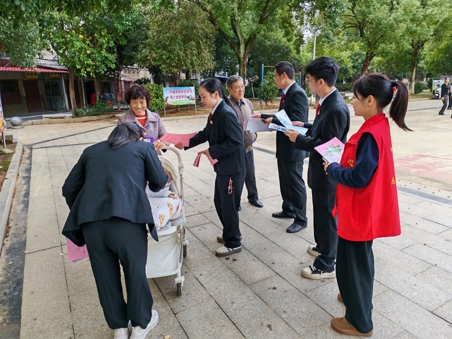 “法治零距离”——合江街道江雁社区开展法治宣传活动