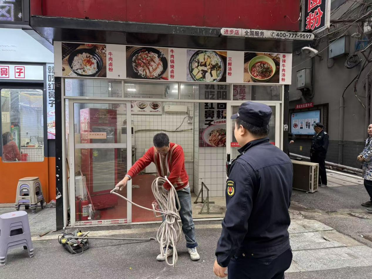 人民街道城管中队开展专项行动，拆除门店违章建筑