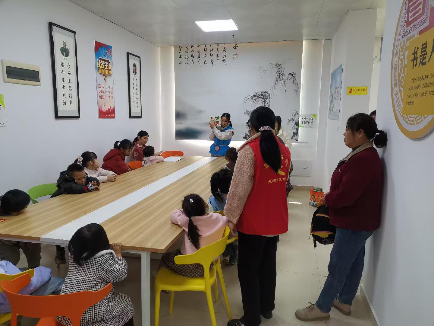 光明社区开展“童心绘汉字，书香满社区”亲子阅读活动