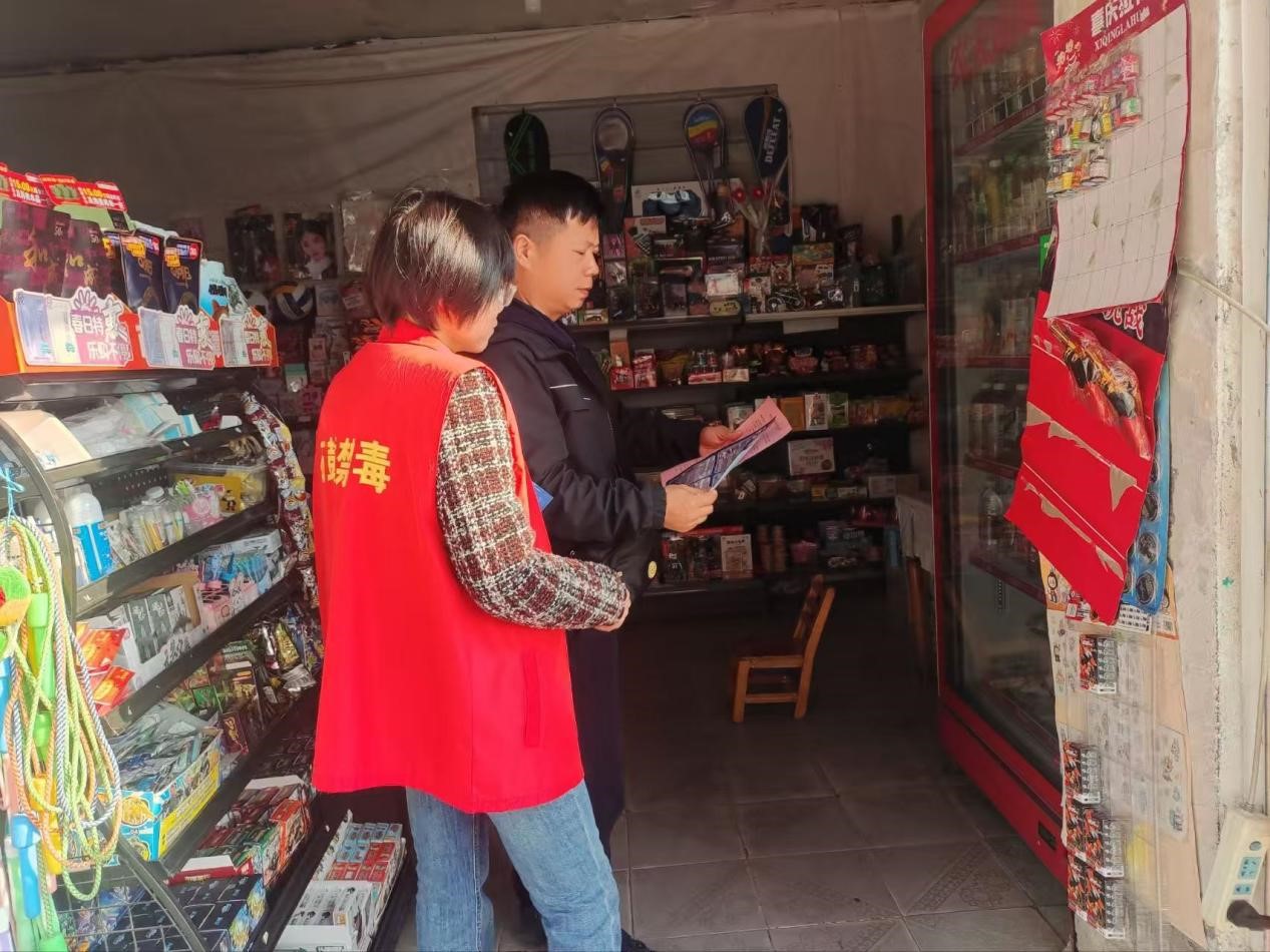 合江街道江雁社区：禁毒宣传“进商铺” 守好沿街“防火墙”