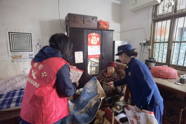 敲门入户送平安 石鼓消防联合社区开展消防安全“进家庭”宣传活动