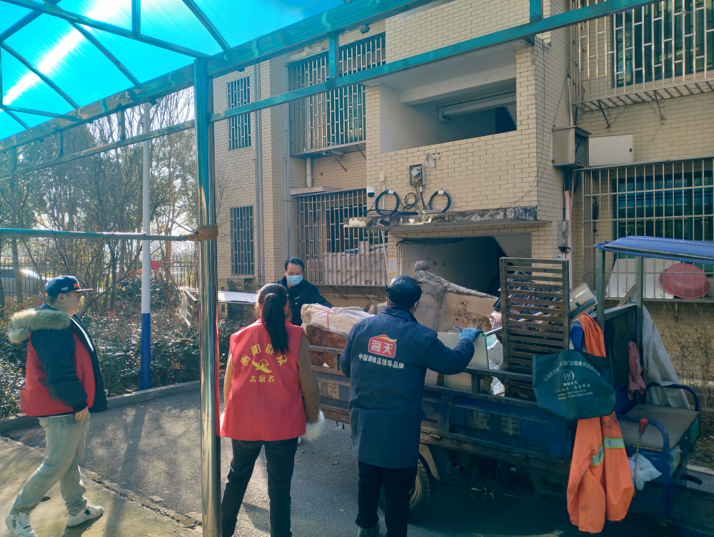 合江街道七里井社区：深入清理楼道堆物，全力筑牢安全防线