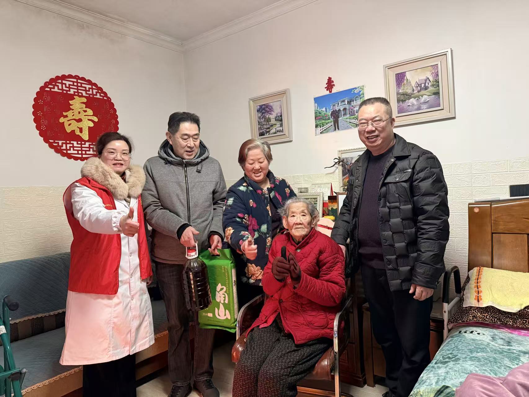 石鼓区石鼓医院党支部春节前夕慰问百岁老人