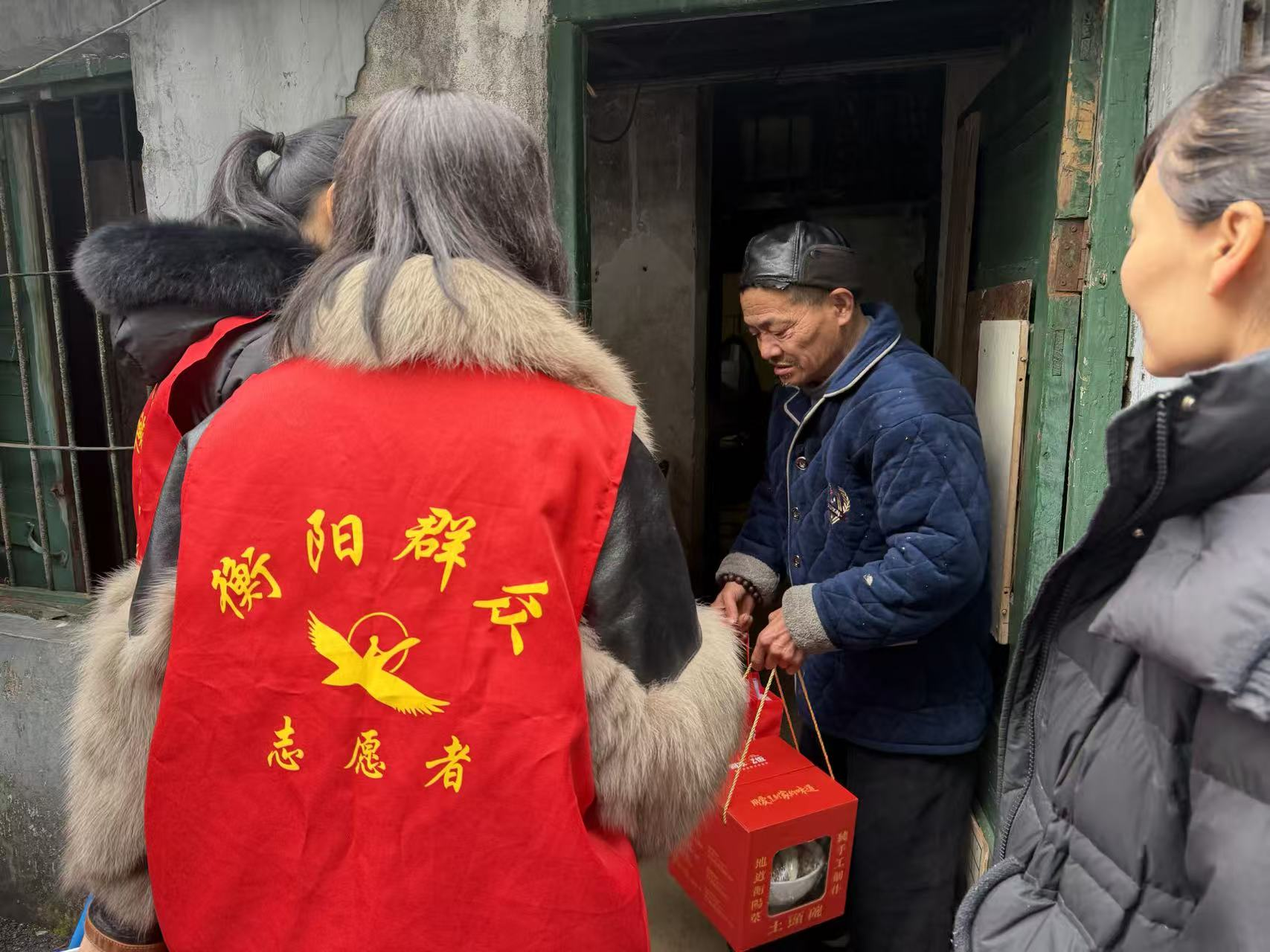 长青社区携手爱心企业慰问困难群众