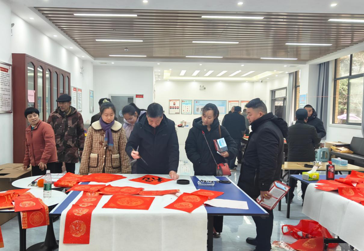 翰墨书福迎马年 春意暖心进万家——金源街道开展新春送春联文化惠民活动