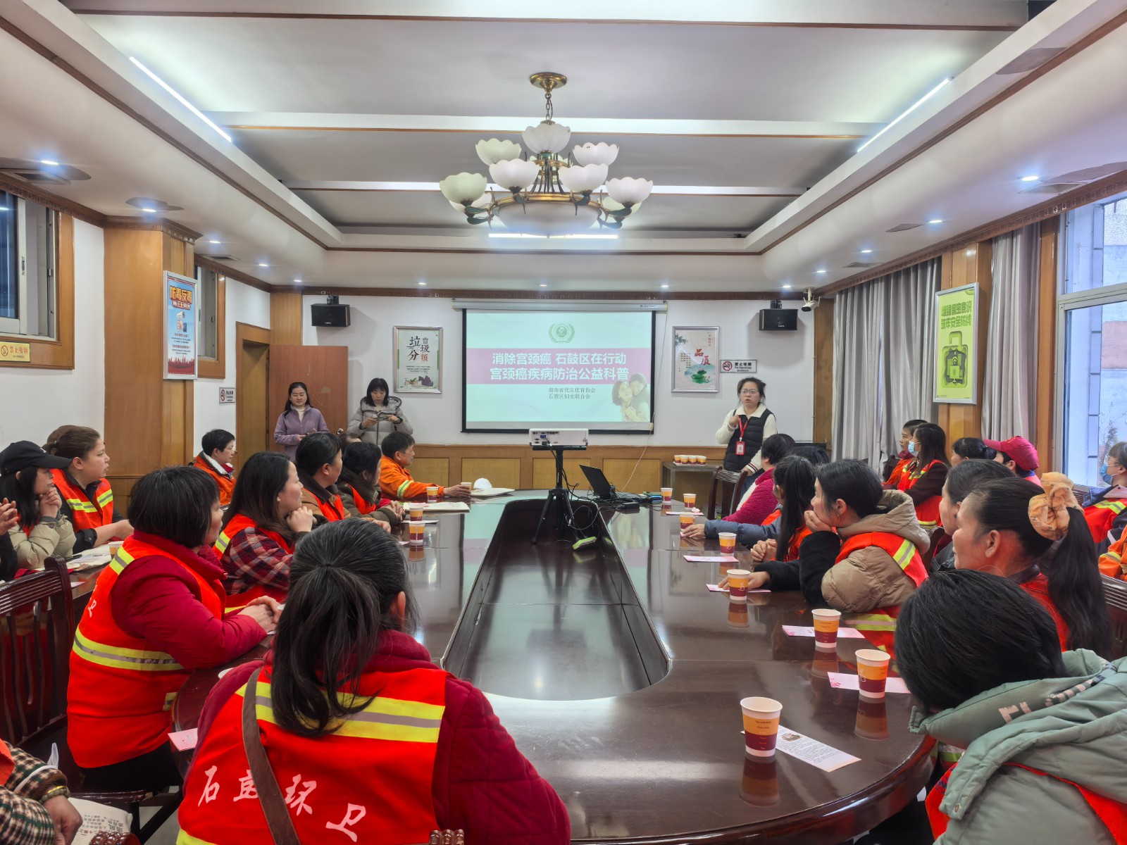 暖！石鼓区开展庆“三八”致敬“城市美容师”活动