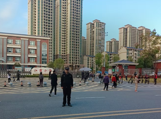 合江街道城管中队开展“护蕾”行动  筑牢校园安全防线